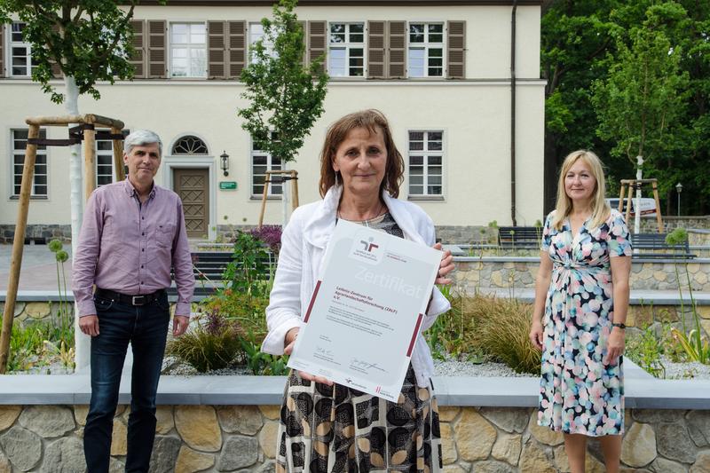 V.l.n.r.: Prof. Dr. Frank A. Ewert, Wissenschaftlicher Direktor des ZALF, Dr. Marion Tauschke, Gleichstellungsbeauftrage und Teamleitung „berufundfamilie“ am ZALF, Cornelia Rosenberg, Administrative Direktorin am ZALF