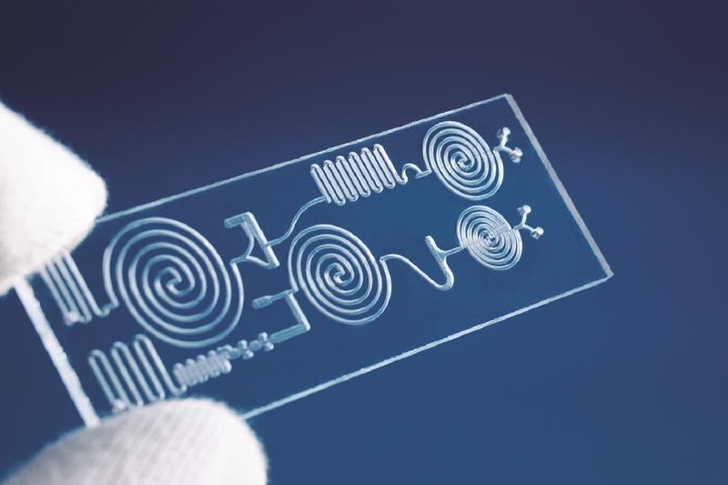 Im Projekt SeQuLas entstand ein elektronisch überwachter Prozess zum schonenden, hochpräzisen Laserdurchstrahlschweißen von kleinen Kunststoffbauteilen für die Medizintechnik (im Bild: Mikrofluidischer Chip der Fa. Bartels Mikrotechnik).