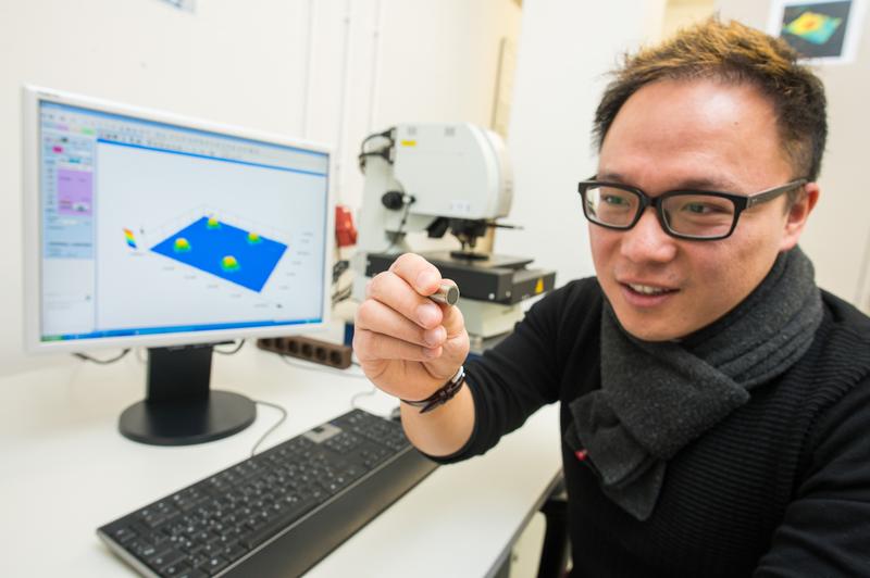 Dr. Shiqi Fang aus dem Forschungsteam von Professor Dirk Bähre zeigt eines der maßgeschneiderten Schleifwerkzeuge mit mikrostrukturierter Oberfläche.