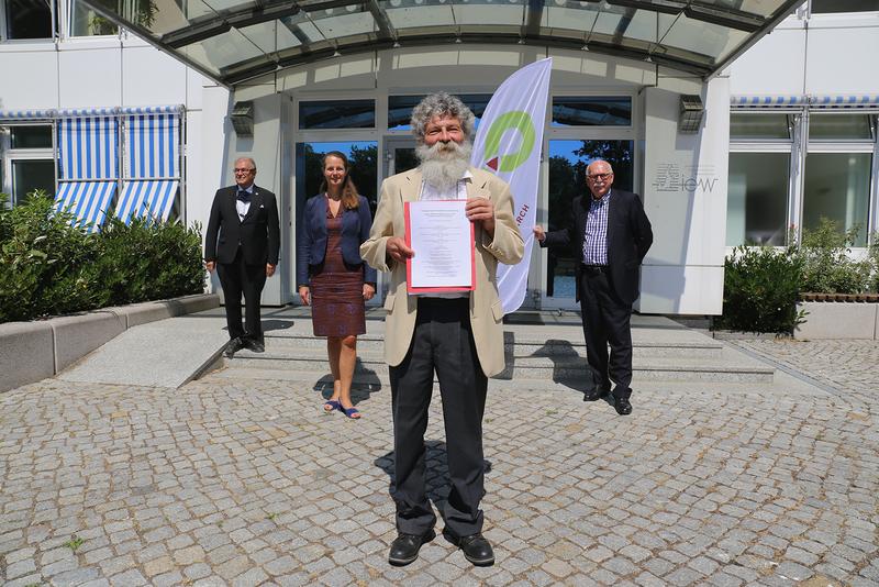Finalisierten heute die Kooperationsvereinbarung zur weiteren Förderung des P-Campus (v. l.): Wolfgang Schareck, Rektor der Universität Rostock, Bettina Martin, MV-Forschungsministerin, IOW-Direktor Ulrich Bathmann und Leibniz-Präsident Matthias Kleiner