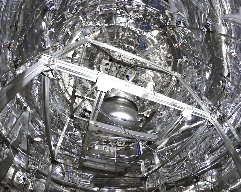 Blick ins Innere des mit reflektierender Folie ausgekleideten Wassertanks mit dem XENON1T-Detektor. Empfindliche Sensoren identifizieren von kosmischer Strahlung im Wasser erzeugte Lichtsignale.