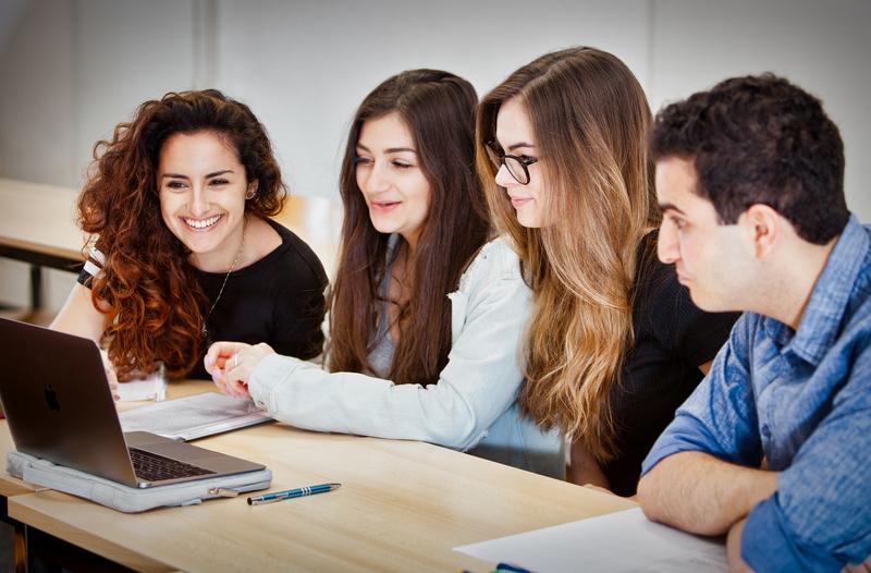 Studierende am Fachbereich Translations-, Sprach- und Kulturwissenschaft (FTSK) der JGU in Germersheim