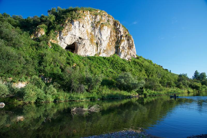 Forschende haben das Genom eines Neandertalers aus der Tschagyrskaja-Höhle im Altai-Gebirge in einer hohen Qualität sequenziert.