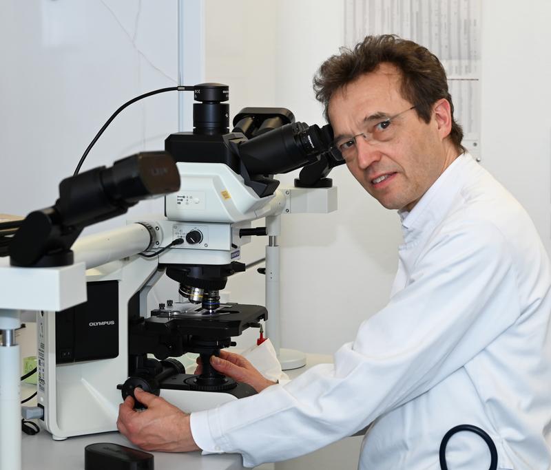 Marburg oncologist Professor Dr. Andreas Neubauer initiated the use of a cancer drug in a COVID-19 patient.