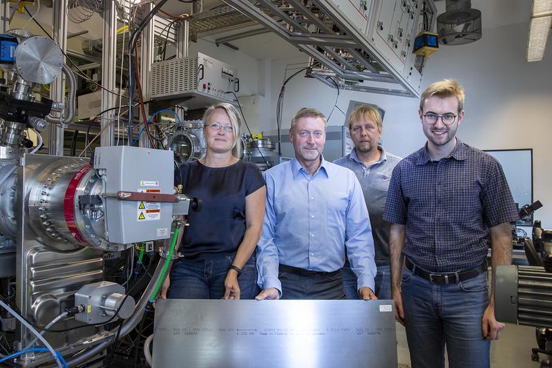 Dr. Angela Kruth, Prof. Klaus-Dieter Weltmann, Uwe Lindemann und Dr. Marcel Wetegrove (v.l.n.r.) mit einem Stahlwerkstoff für die zukünftige H2-Infrastuktur.