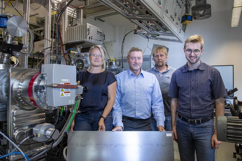 Dr. Angela Kruth, Prof. Klaus-Dieter Weltmann, Uwe Lindemann und Dr. Marcel Wetegrove (v.l.n.r.) mit einem Stahlwerkstoff für die zukünftige H2-Infrastuktur.