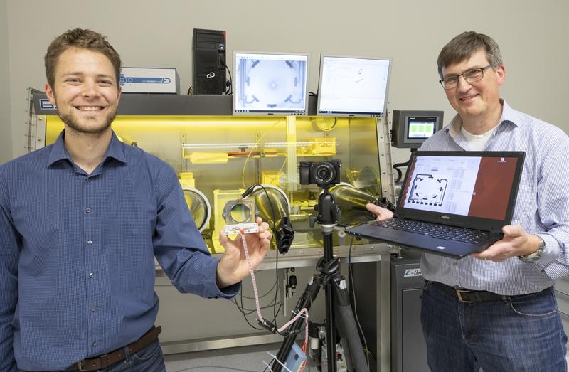 Dipl.-Phys. Alexander Hein (links) und Professor Dr. Egbert Oesterschulze befassen sich im Rahmen des BMBF-Verbundprojektes „gradEC“ mit elektrisch steuerbaren Gradientenfiltern.