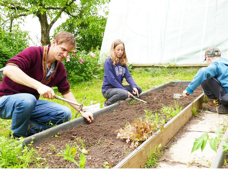 Student Franz Friedel unterstützt im Gartenbauunterricht an einer Stuttgarter Waldorfschule