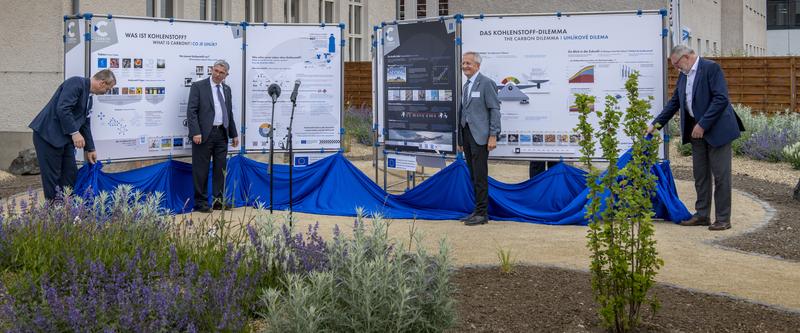 Sven Krüger, Oberbürgermeister der Stadt Freiberg; Prof. Dr. Klaus-Dieter Barbknecht, Rektor TU Bergakademie Freiberg; Prof. Dr.-Ing. Bernd Meyer und Landrat Matthias Damm (v.l.) bei der Eröffnung der Ausstellung.