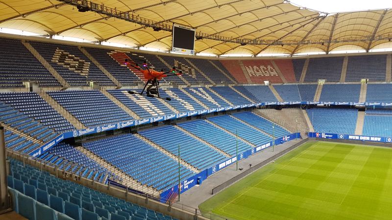 Zivile Drohne aus dem Projekt ArGUS bei einem Testflug im Hamburger Volksparkstadion.