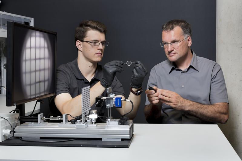 Prof. Dr. Andreas Heinrich (rechts) und Sebastian Hägele analysieren additiv gefertigte optische Komponenten.