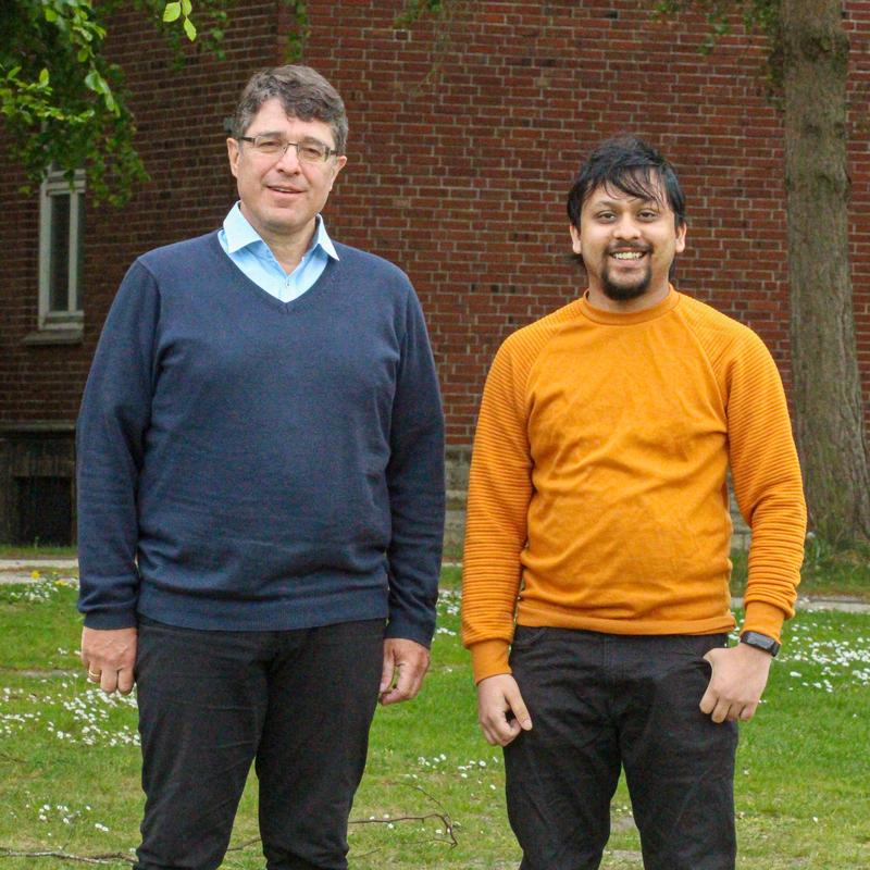 Einladung zur verschobenen Nobelpreisträgertagung in Lindau: Der frisch promovierte Dr. Rana Debkumar (rechts) forscht seit 2017 an der Jacobs University in der Arbeitsgruppe von Prof. Arnulf Materny (links). 