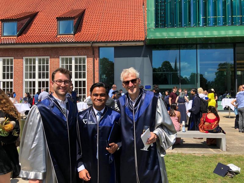 Jacobs Alumnus Arijit Ghosh wurde zum Lindauer Treffen der Wirtschaftswissenschaften eingeladen, die Corona bedingt verschoben wurde. V.l.n.r.: Prof. Oliver Berthod, Arijit Ghosh, Prof. Adalbert Wilhelm. 