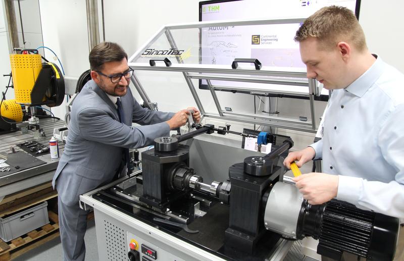  Prof. Udo Jung (links) und Doktorand Andreas Kern bereiten eine Umlaufbiegeprüfmaschine für den Test einer Werkstoffprobe vor.
