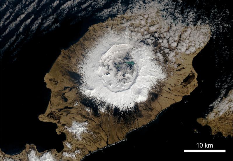Auf der Insel erhebt sich Okmok als breiter Schildvulkan 1073 Meter über dem Meeresspiegel mit einer 10 Kilometer breiten Caldera, die während des Ausbruchs im Jahr im Jahr 43 vor Christus geformt wurde. 