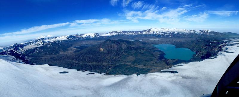 Caldera des Vulkans Okmok in den Aleuten, mit den Vulkanen Vsevidof und Recheshnoi im Hintergrund. Die zu Alaska gehörende Inselkette zählt zu den aktivsten Vulkanregionen der Welt. Aktiv sind im Moment die Vulkane Cleveland und Makushin. 