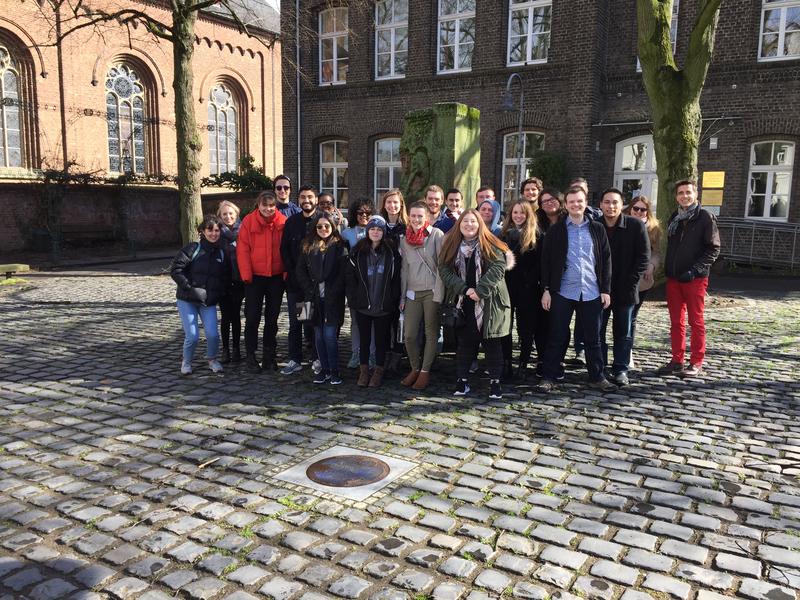 Studierende der Hochschule Rhein-Waal und der Fitchburg State University mit Professor Alexander Brand und Professor Klaus Hegemann bei einem gemeinsamen Workshop