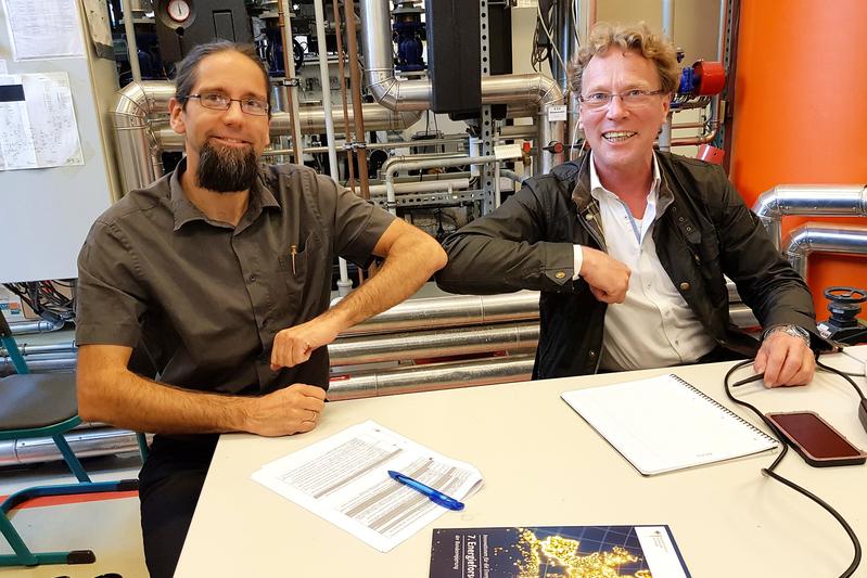 Johannes Gulden, Leiter des Instituts für Regenerative EnergieSysteme, und Christian Schweitzer, Geschäftsführer der bse Engineering Leipzig GmbH, ist die Produktion von Methanol aus Wasserstoff und Kohlendioxid gelungen.