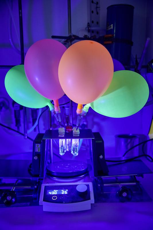 „Anfangs nahmen wir einfach Luftballons, bliesen sie im Labor auf und stülpten sie über die Apparatur.“ – Experiment mit Gaseintrag ins Reaktionsgefäß. (Nordlicht/LIKAT)