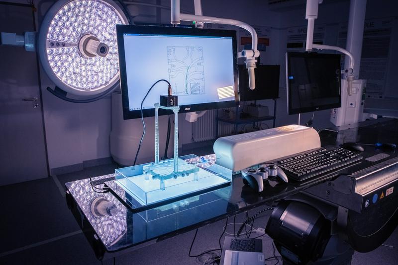 Testbench for the training and validation of AI for autonomous navigation of a guide wire.