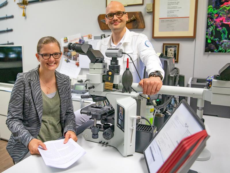 Dr. Lavinia Neubert und Professor Jonigk am Mikroskop.