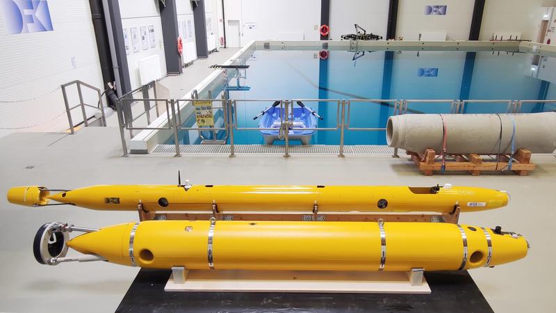 Die zwei autonomen Unterwasserroboter Leng (hinten) und sein Nachfolger DeepLeng (vorne) liegen in der Maritimen Explorationshalle am Robotics Innovation Center des DFKI in Bremen. 