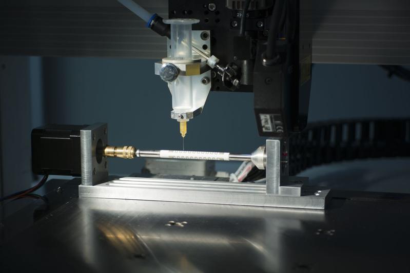 Das Fraunhofer IWS hat für Airbus besondere zuverlässige dünne Keramik-Silber-Heizungen entwickelt. Diese lassen sich auf Rohre und andere kompliziert geformte Bauteile nahtlos und automatisiert aufdrucken.