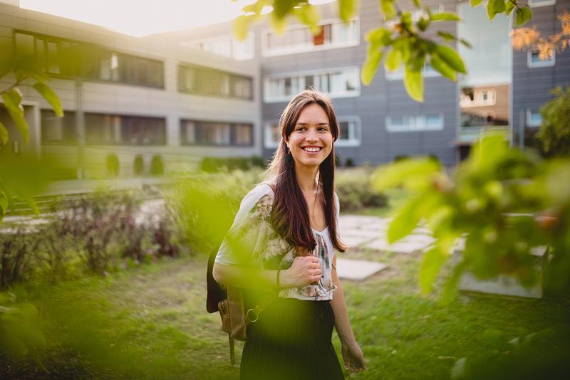 Studentin auf dem BTU-Campus