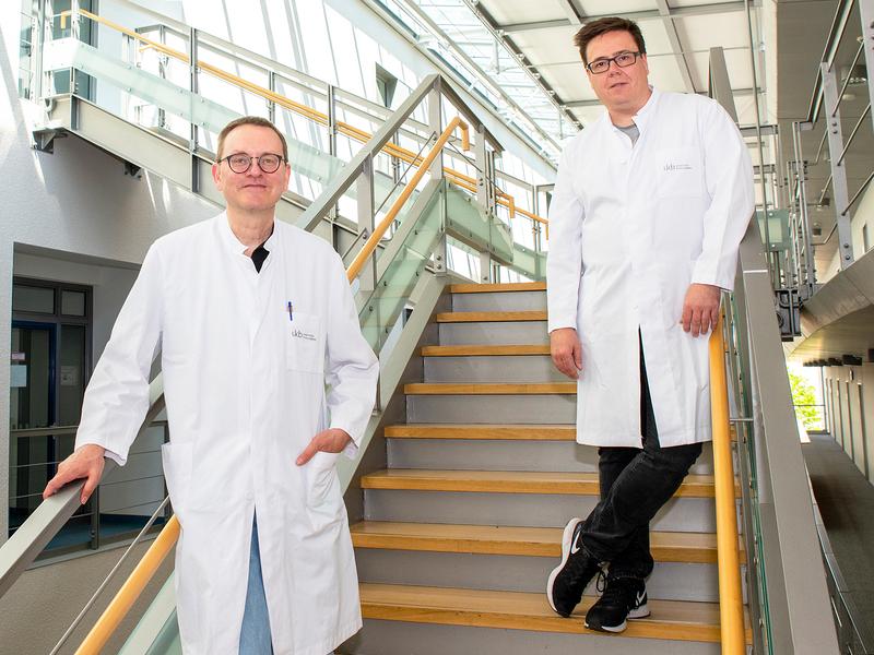 Untersuchten die A2B-Rezeptoren in braunem Fettgewebe: Prof. Dr. Alexander Pfeifer (links) und Dr. Thorsten Gnad (rechts) vom Institut für Pharmakologie und Toxikologie des Universitätsklinikums Bonn. 