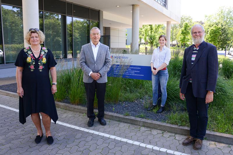 Ostwestfälische Forschungskooperation: (v.l.) Prof. Dr. Barbara Kaltschmidt, Prof. Dr. Cornelius Knabbe, Anna Höving und Prof. Dr. Christian Kaltschmidt