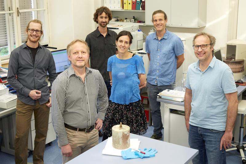 Arbeiten institutsübergreifend an der TU Graz an neuen Untersuchungsmethoden für Betonbauten: Bernhard Müller (ACFC), Martin Dietzel (Leiter IAG), Florian Mittermayr (IMBT-TVFA), Isabel Galan Garcia und Cyrill Grengg (beide IAG), Torsten Mayr (Leiter ACFC)