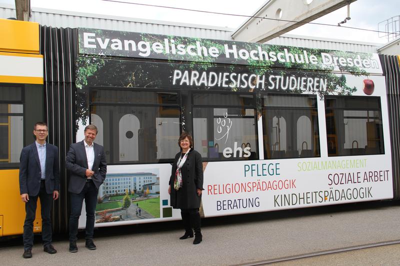 Hochschulleitung der ehs vor der Straßenbahn (v.l.n.r. Prorektor Prof. Dr. Ulf Liedke, Verwaltungsleiter Peter Schiller, Rektorin Prof. Dr. Marlies W. Fröse)