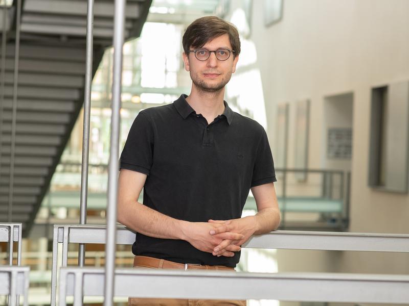 Neue Professur für Immungenetik am Universitätsklinikum Bonn: Prof. Dr. Jonathan Schmid-Burgk ist dem komplexen Zusammenspiel zwischen Genen und unserem Immunsystem auf der Spur.