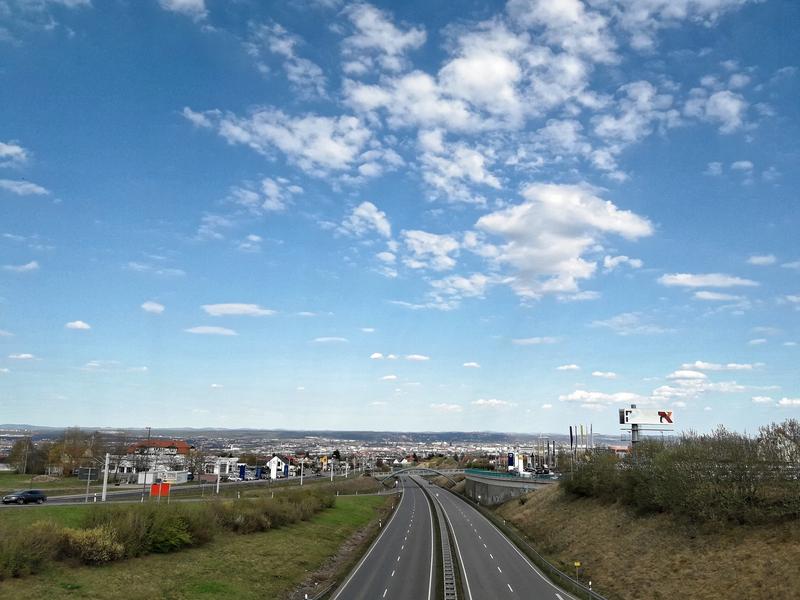 Dresden während des Corona-Lockdowns (12.04.20): Blick von Gompitz über die leere Coventrystraße (B173) auf die Stadt. 