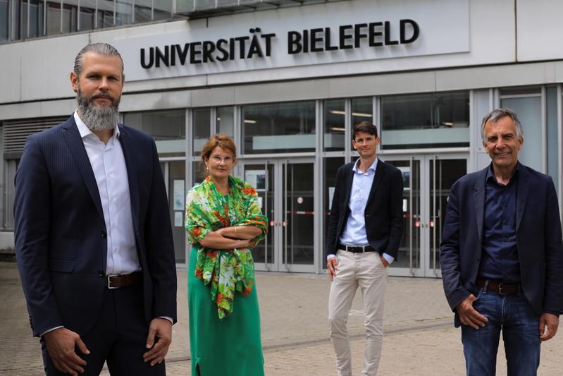 Prof. Dr. med. Björn Spittau (vorne links) ist als erster neuer Professor an die Medizinische Fakultät OWL berufen worden. Ihm gratulieren (v. li.)  Prof’in Dr. Claudia Hornberg, Dr. Frank Lohkamp und Prof. Dr.-Ing. Gerhard Sagerer.