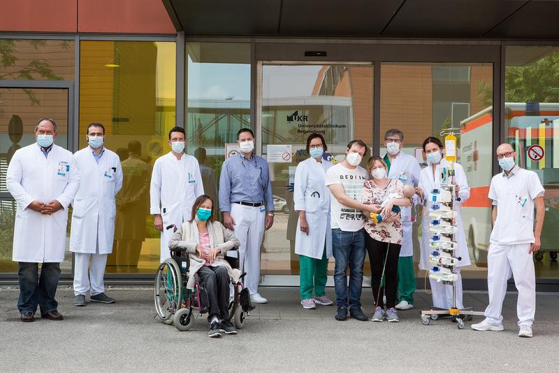 Das interdisziplinäre Team, bestehend aus Chirurgie, Anästhesisten, Internisten und Pädiatern zusammen mit den beiden transplantierten Patienten.