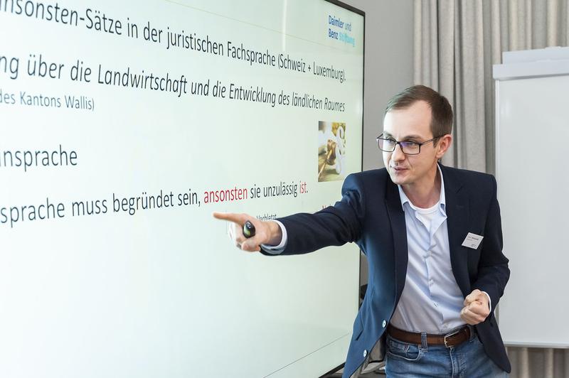 Dr. Łukasz Jędrzejowski vom Institut für deutsche Sprache und Literatur I der Universität zu Köln ordnet die Bedeutung von Nebensätzen für die Bildung und die automatische Sprachverarbeitung ein. 