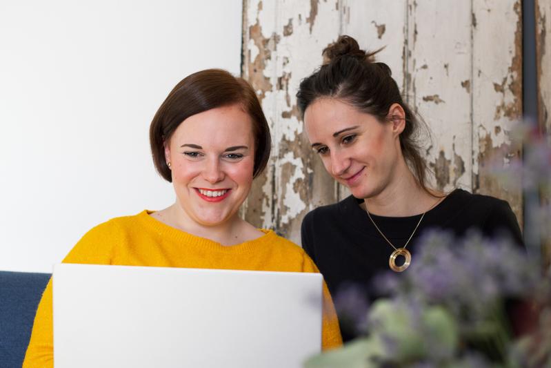 Elena Kirchner (im Bild links) und Mirjam Peters, beide wissenschaftliche Mitarbeiterinnen im Studienbereich Hebammenwissenschaft der hsg Bochum, entwickeln gemeinsam eine Gesundheitsapp für die Schwangerschaft.