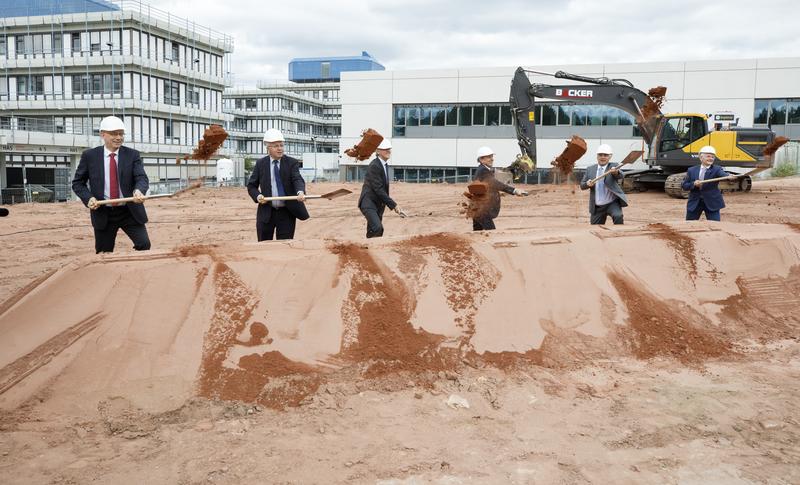 Der erste Spatenstich markiert den offiziellen Baubeginn für das „Laboratory for Ultra-Precision and Micro Engineering“ (LPME) an der TU Kaiserslautern.