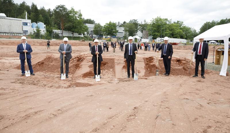 Der erste Spatenstich markiert den offiziellen Baubeginn für das „Laboratory for Ultra-Precision and Micro Engineering“ (LPME) an der TU Kaiserslautern.