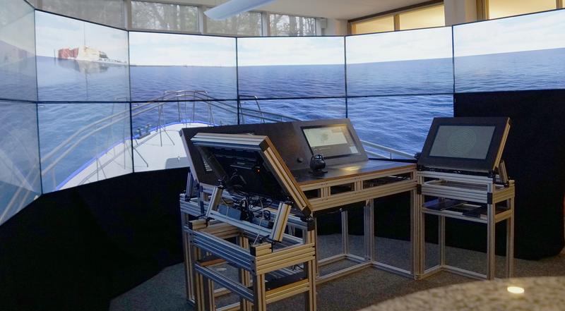 Verkehrs- und Brückensimulator der e-Maritime Integrated Reference Platform (eMIR) am OFFIS, welche unter anderem aus einem physischen Testfeld in der Deutschen Bucht und einer virtuellen Abbildung im Labor besteht.