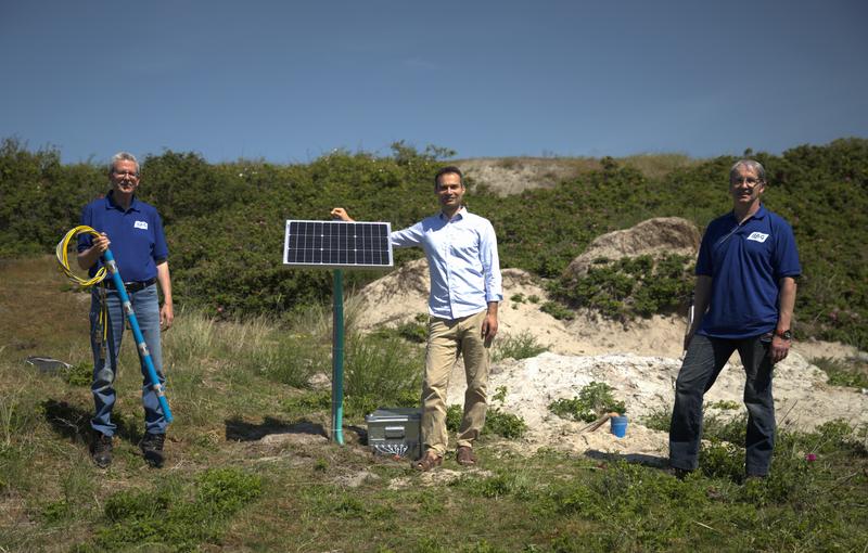 In front of the salt water monitoring system on Spiekeroog (from left): Michael Grinat, LIAG geophysicist, Dr. Konstantin Scheihing, OOWV project manager go-CAM, Robert Meyer, LIAG electrical engineer
