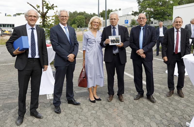 Die Universitätsleitung und Wissenschaftsminister Prof. Dr. Konrad Wolf (Bild rechts) bedanken sich bei Prof. Dr. Helmut J. Schmidt (Bild Mitte mit Ehefrau Friederike) für sein langjähriges Engagement als Präsident der TUK.