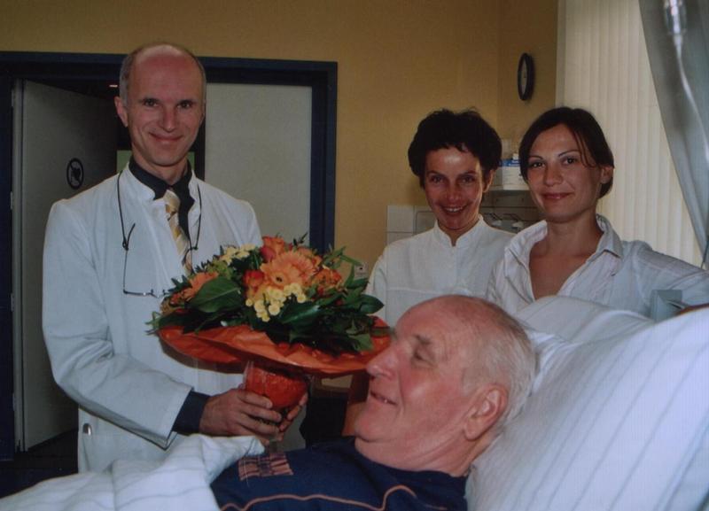 Zur 1000. Hyperthermiebehandlung in der onkologischen Fachklinik Bad Trissl in Oberaudorf gratulieren Chefarzt Dr. Bernhard Weber und sein Team Krebspatient Manfred David aus Roßtal im Landkreis Fürth