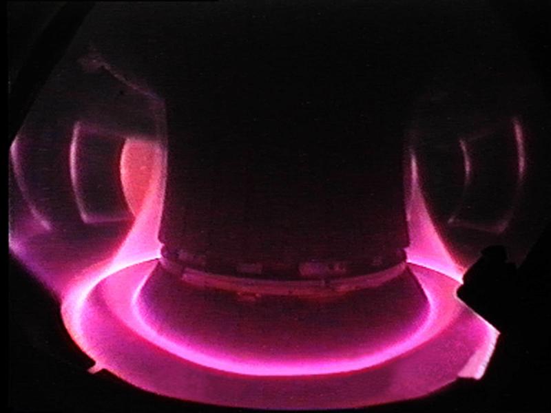 View into the plasma of the ASDEX Upgrade fusion plant: The confining magnetic field directs the boundary layer of the plasma onto specially equipped plates at the bottom of the plasma vessel, the divertor plates.