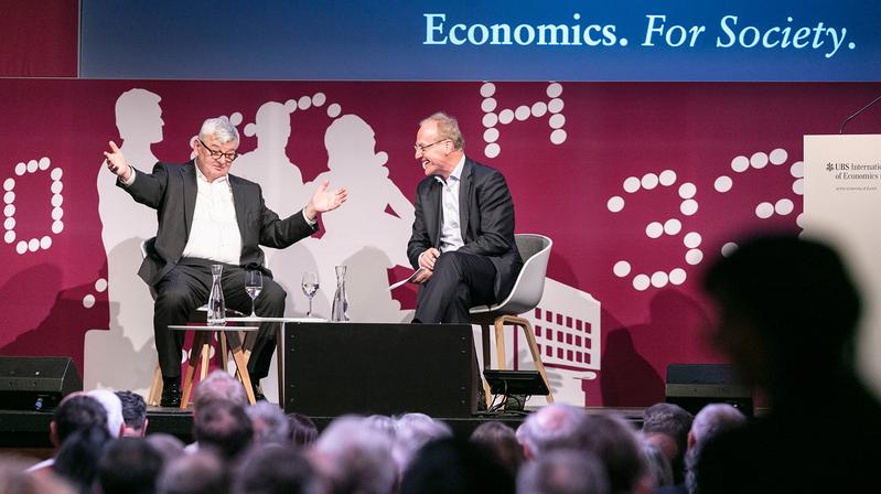 Ernst Fehr im Gespräch mit Joschka Fischer, ehemaliger Aussenminister Deutschlands, an einem öffentlichen Event des UBS Center for Economics in Society. 