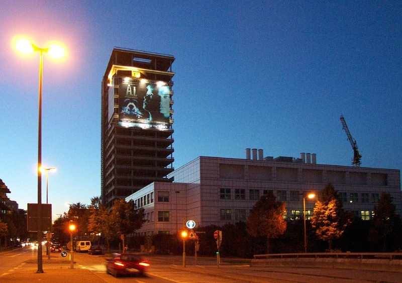 Turm des Gebäudes am Tag des Richtfestes. Im Vordergrund Institutsgebäude IZM/IMS. ©Fraunhofer-Gesellschaft/Ehrlenspiel