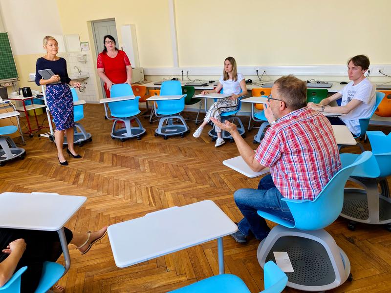 Austausch im Klassenzimmer mit stehend (v.l.): Sanna Pohlmann-Rother und Gabriele Schwenkert.