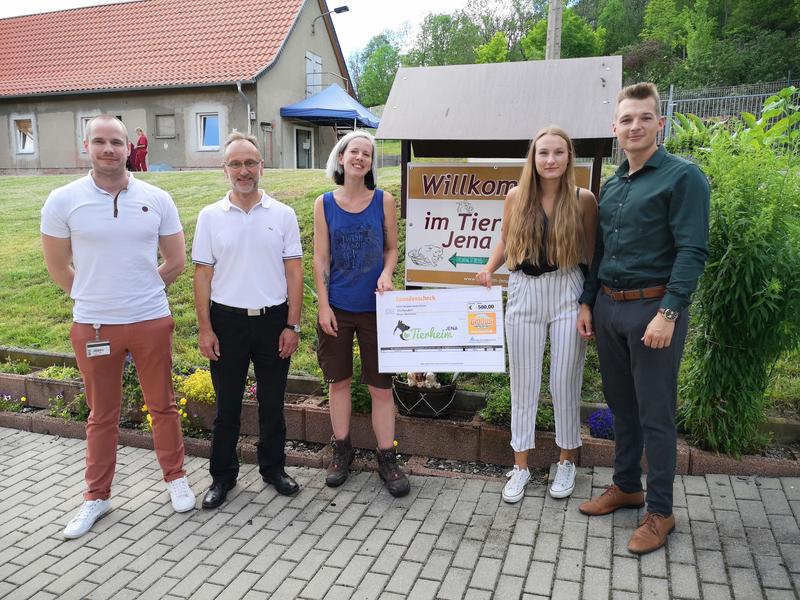 Von links: Sebastian Schirbe (Personalleiter Globus/Isserstedt), Prof. Dr. Klaus Watzka (EAH Jena), Juliane Köber (Tierheim Jena), Julia von der Weiden und Phillip Rahlfs (Studierende im Schwerpunkt „Personal“, EAH Jena)