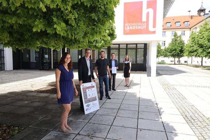 Forschungsreferentin Dr. Hedwig Maurer (von rechts) und Hochschulpräsident Prof. Dr. Fritz Pörnbacher gratulierten dem EKOSTORE-Team um Felix Gackstatter, Prof. Dr. Tim Rödiger und Barbara Poisl zur erfolgreichen Patentanmeldung.